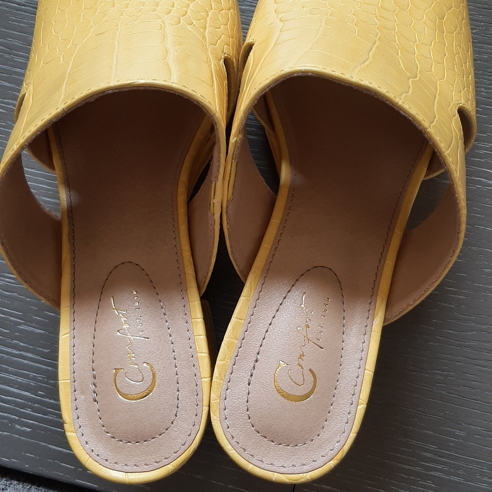 C. Est 1946 Yellow Croc-Embossed Open-Toe Block Heel Mule - Picture 6 of 13